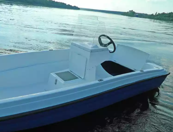 Стеклопластиковая лодка Пингвин с консолью (тримаран) в Архангельске