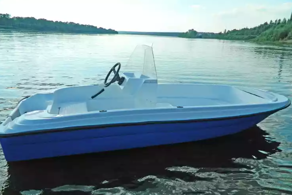Стеклопластиковая лодка Пингвин с консолью (тримаран) в Архангельске