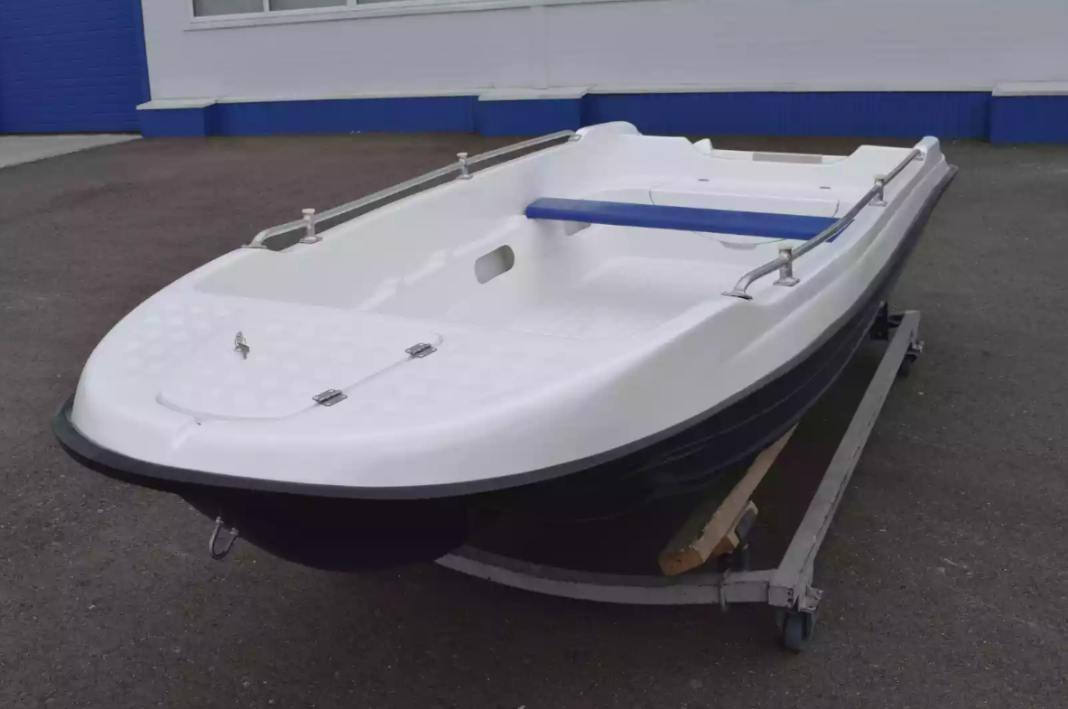Стеклопластиковая лодка Пингвин New (тримаран) в Архангельске