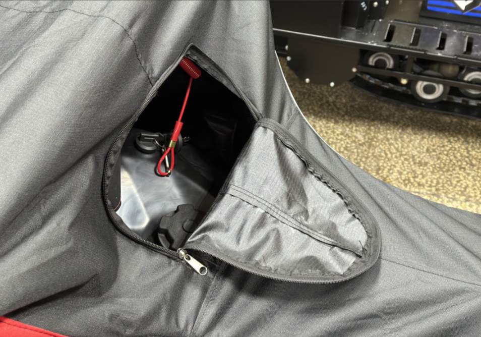 Чехол транспорт. снегохода IKUDZO HUNTER черно-красный Оксфорд ПРЕМИУМ качества с лого IKUDZO в Архангельске