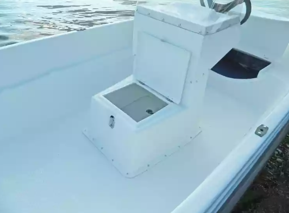 Стеклопластиковая лодка Пингвин с консолью (тримаран) в Архангельске