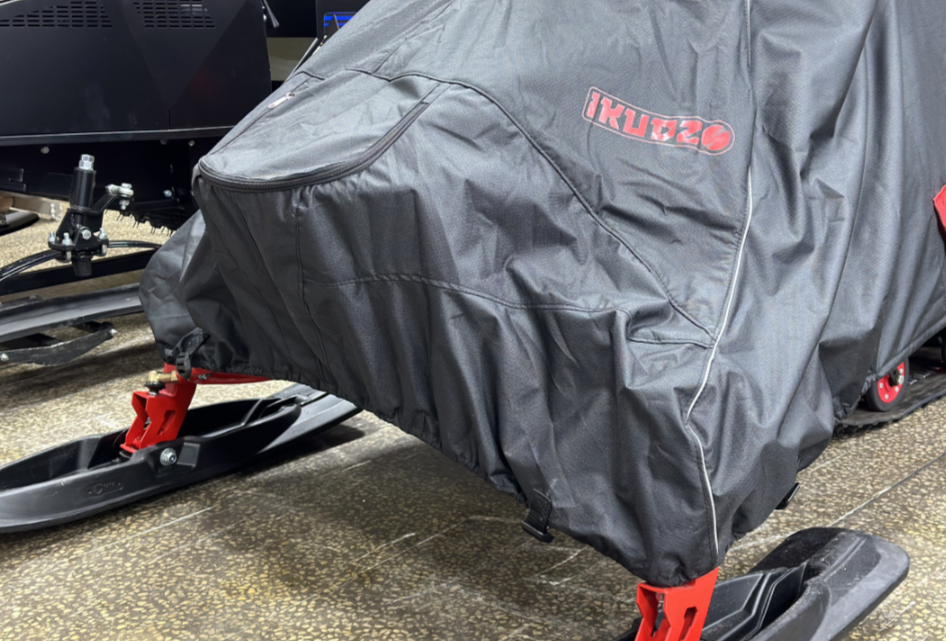 Чехол транспорт. снегохода IKUDZO HUNTER черно-красный Оксфорд ПРЕМИУМ качества с лого IKUDZO в Архангельске