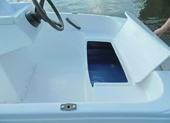 Стеклопластиковая лодка Пингвин с консолью (тримаран) в Архангельске